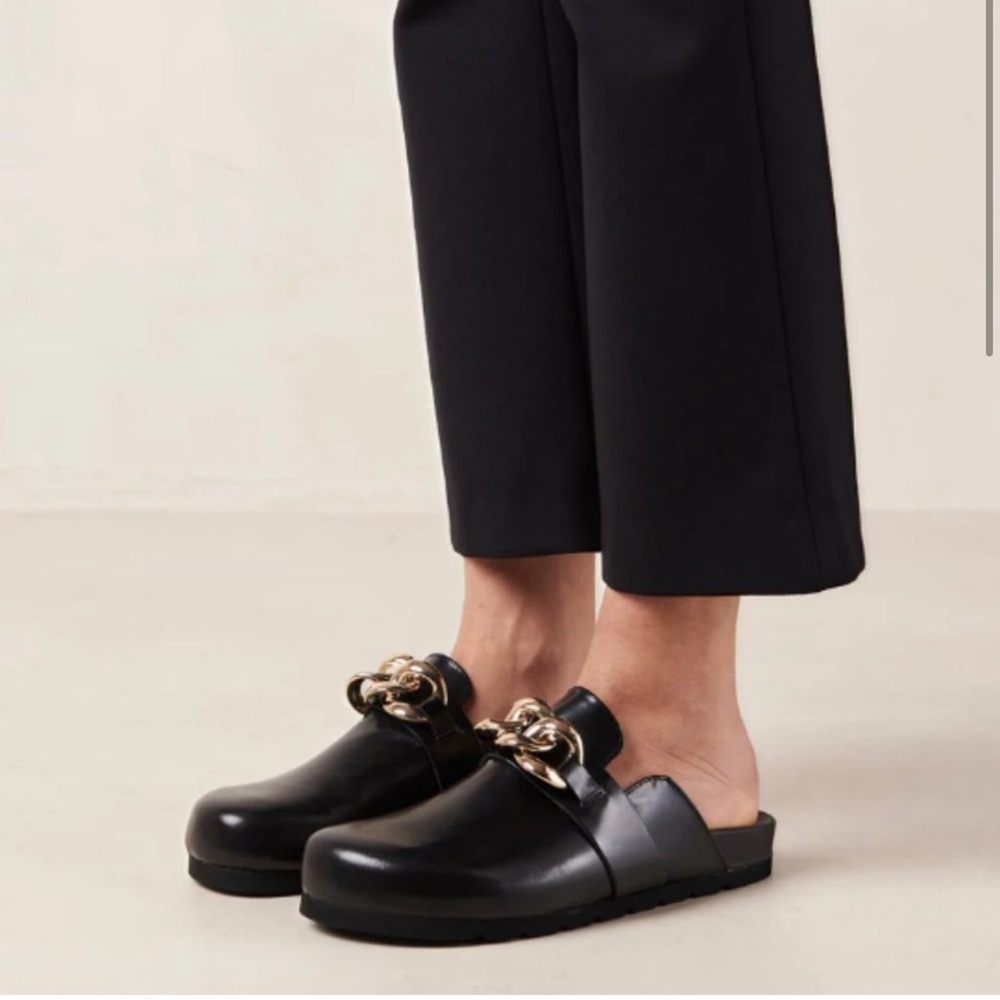 Alohas Fireplace Clog in Black Size 9